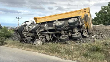 Freni boşaldı, kamyon şoförü hayatını kaybetti
