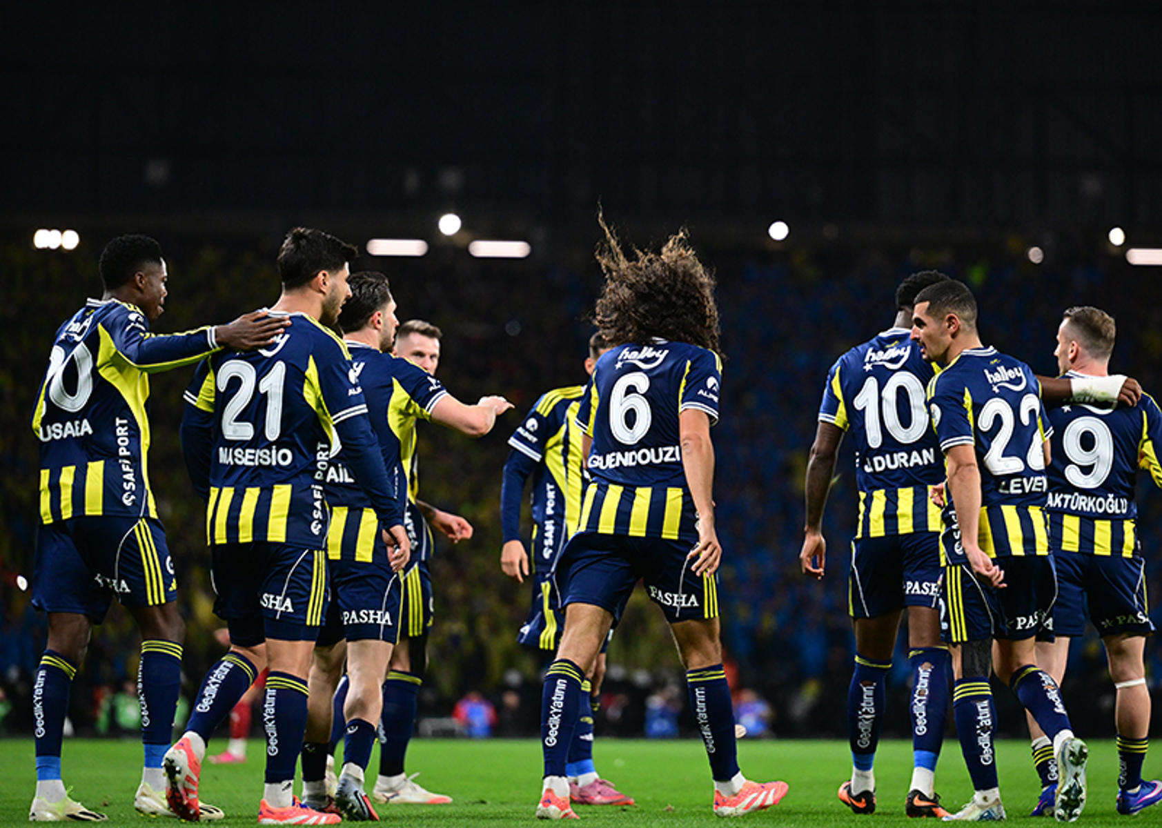 Fenerbahçe'de 2 futbolcuya soruşturma