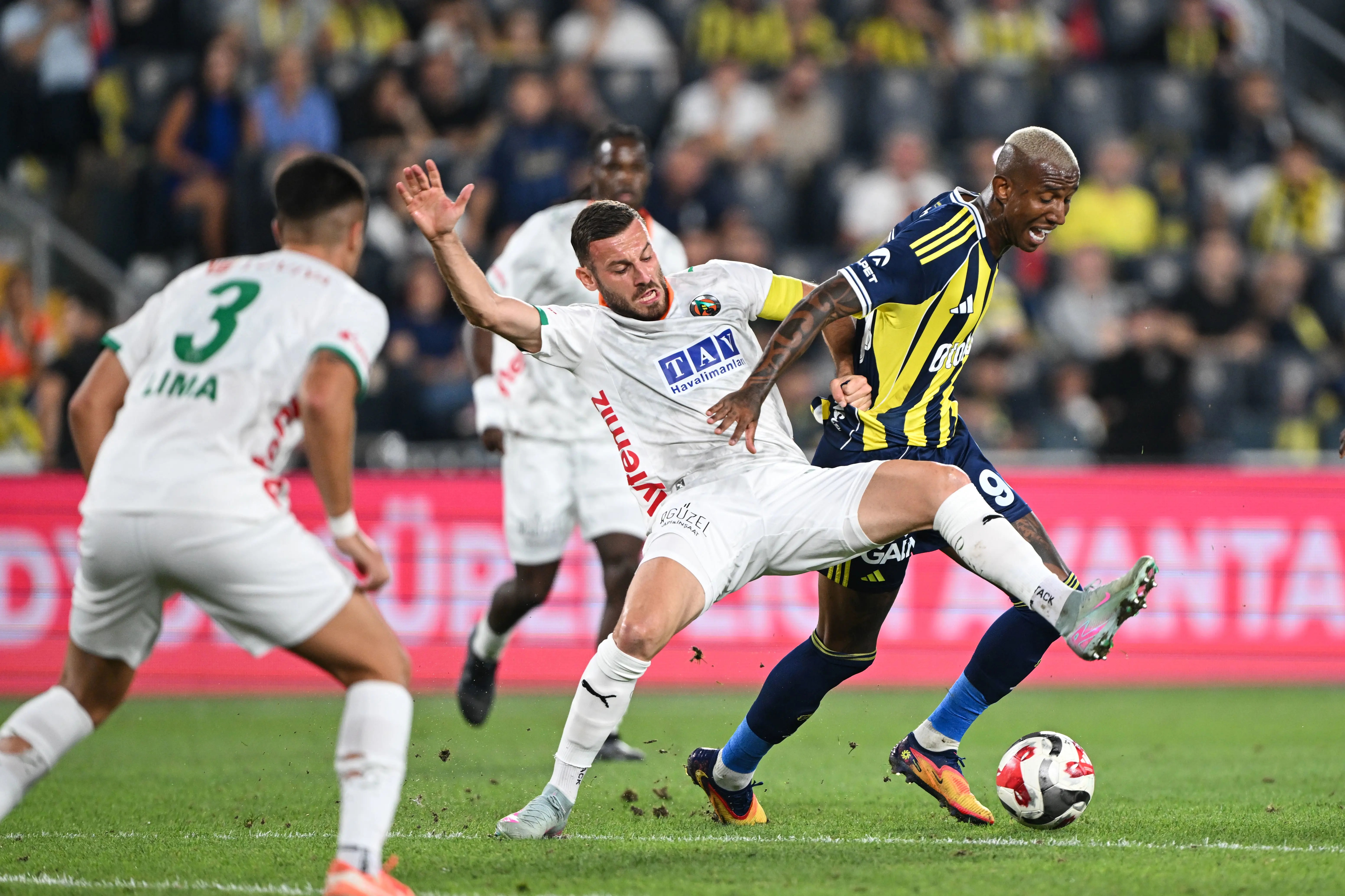 Alanyaspor-Fenerbahçe maçı ne zaman, saat kaçta ve hangi kanalda? Fenerbahçe galibiyet için sahada