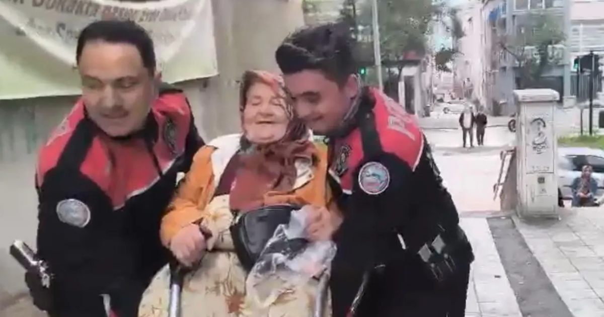 Yürüteciyle zorlanan kadının yardımına yunus polisi yetişti
