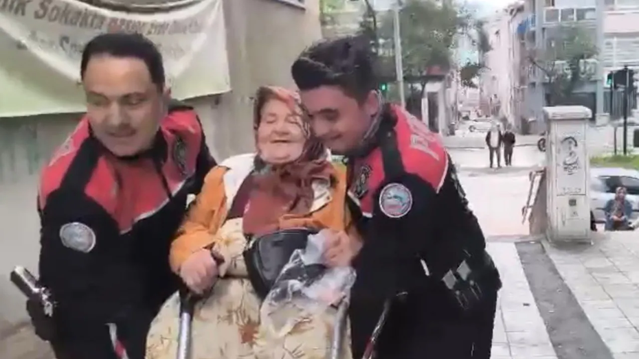 Yürüteciyle zorlanan kadının yardımına yunus polisi yetişti