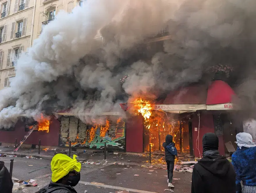 Paris yangın yeri. Manga grubunun solisti Ferman Akgül göstericilerin arasında kaldı 3