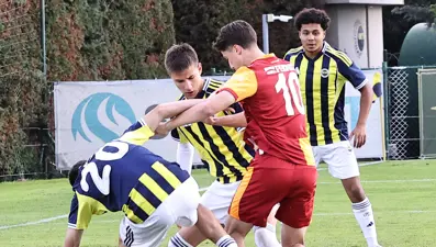 Derbi bitti, futbolcular yumruk yumruğa kavga etti