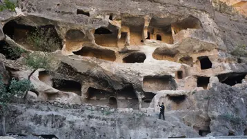 Yıllardır yasaklı bölgedeydi. '7 katlı apartman mağara' 