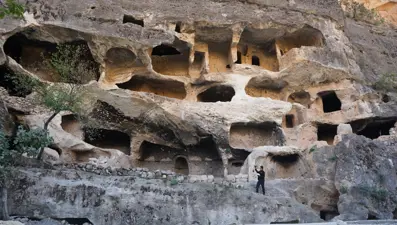 Yıllardır yasaklı bölgedeydi. '7 katlı apartman mağara' 