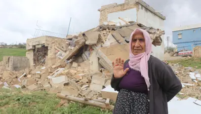 Her şey bir anda oldu. Önce büyük bir gürültü koptu, sonra evi başına yıkıldı