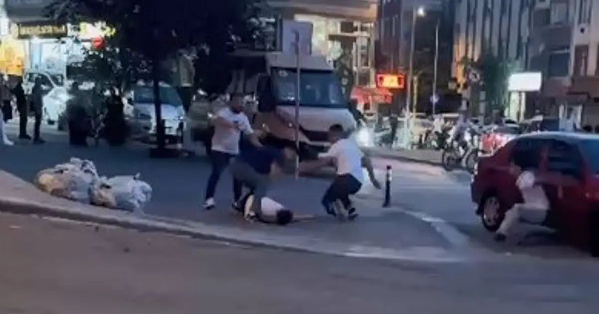 Sokak ortasında kavga: Tekme ve yumruklarla darbettiler