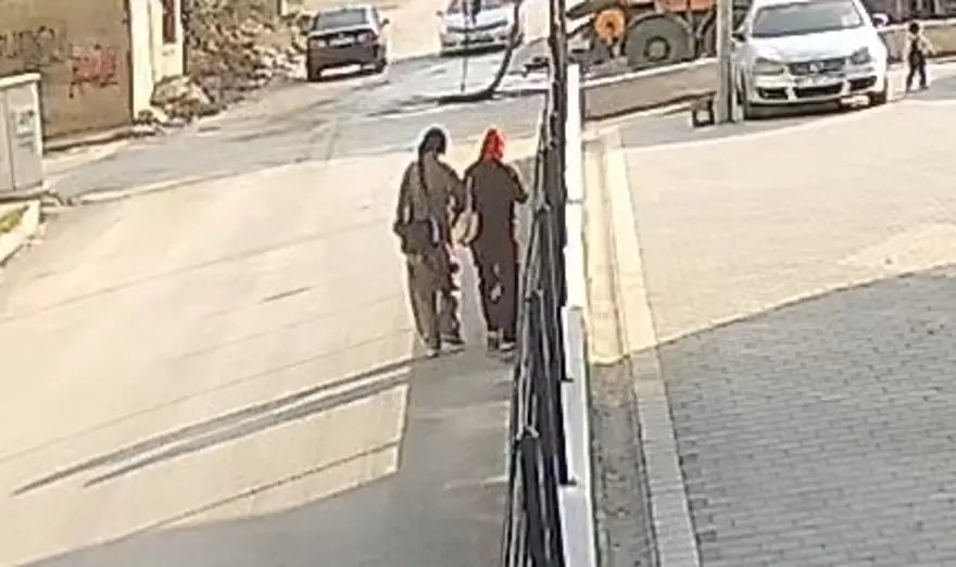 Tanınmamak için yüzlerini eşarpla gizlediler. 5 daireyi soyup 755 bin liralık vurgun yaptılar 1