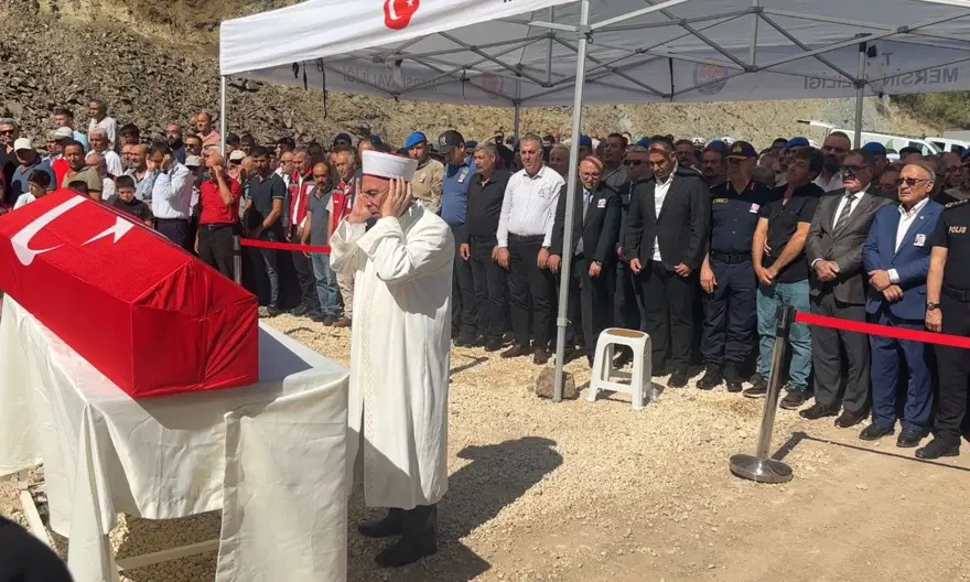 Girne'deki feribot faciasında can veren uzman çavuşa acı veda: Eşi gözyaşlarına boğuldu 3 Girne'deki feribot faciasında can veren uzman çavuşa acı veda: Eşi gözyaşlarına boğuldu 3