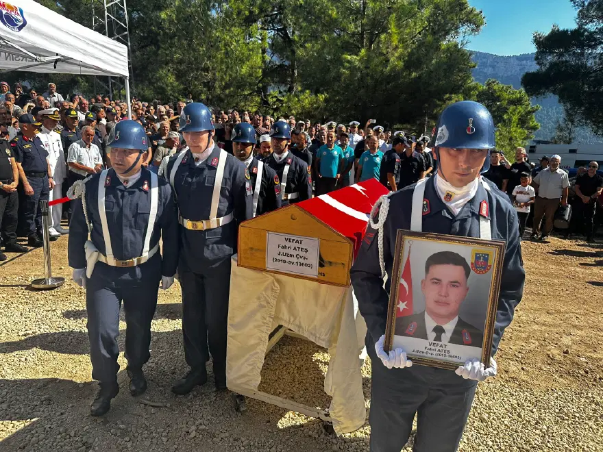 EŞİ TABUTUNA SARILIP AĞIT YAKTI 2 EŞİ TABUTUNA SARILIP AĞIT YAKTI 2