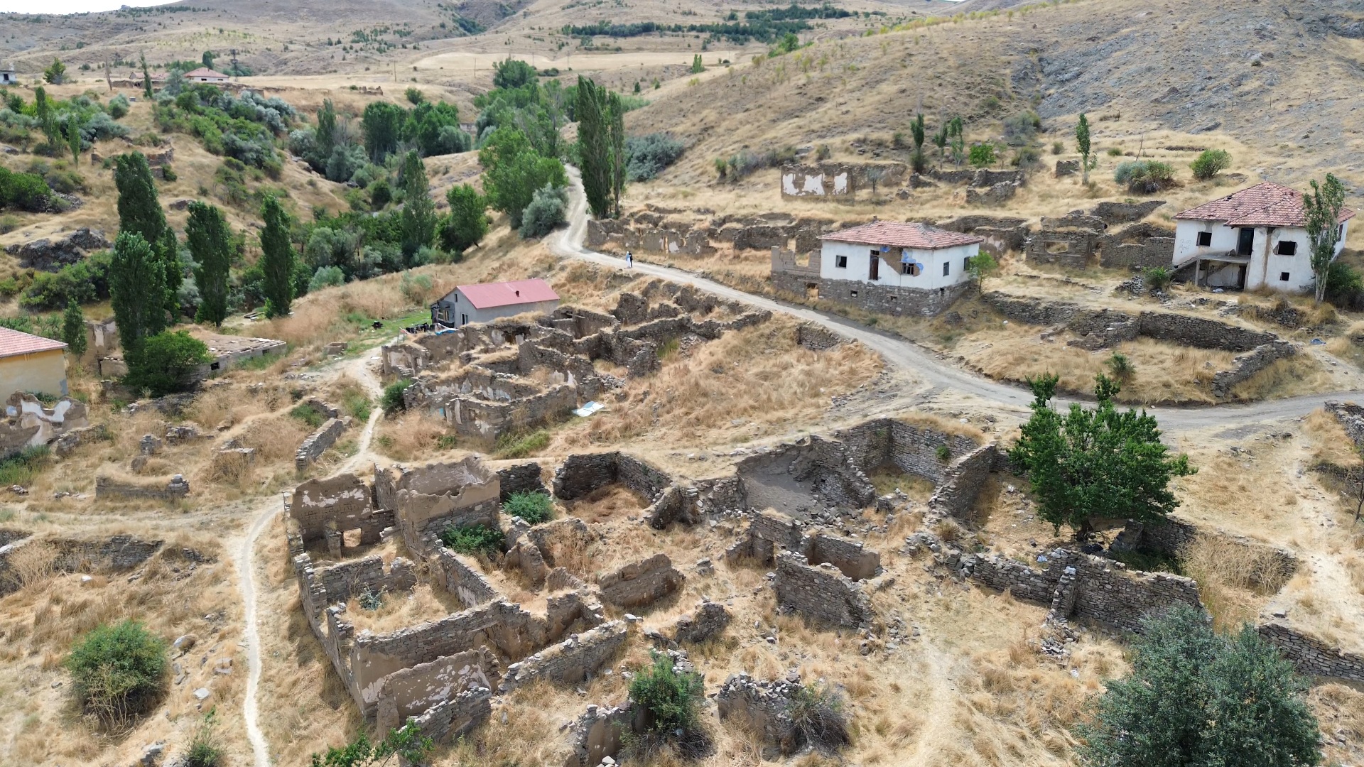 Hayalet köyde tek aile yaşıyor. Turistler dışında kimse gelmiyor