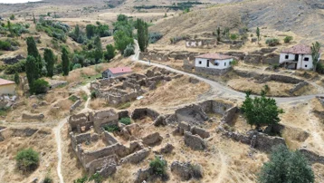 Hayalet köyde tek aile yaşıyor. Turistler dışında kimse gelmiyor