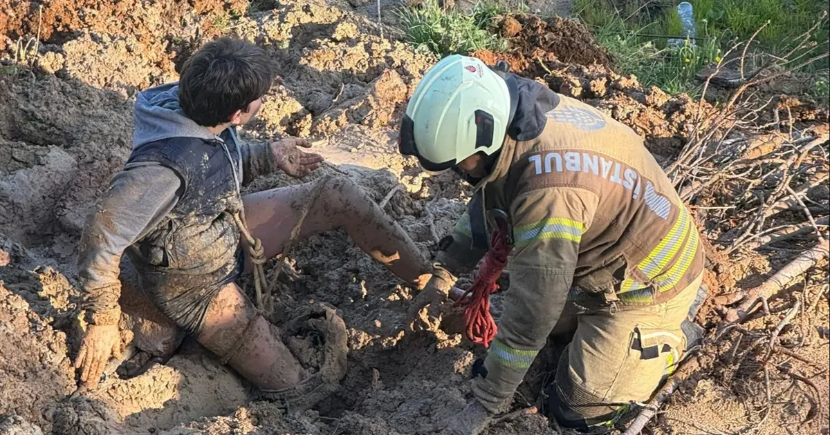 Çocuk çamura saplandı; 'İmdat' çığlığını duyan polis kurtardı
