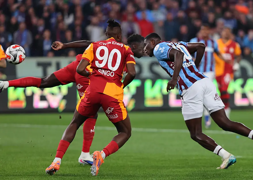 Trabzonspor-Gaalatasaray maçı bitti, ortalık karıştı. Kavga ve al kart Trabzonspor-Gaalatasaray maçı bitti, ortalık karıştı. Kavga ve al kart