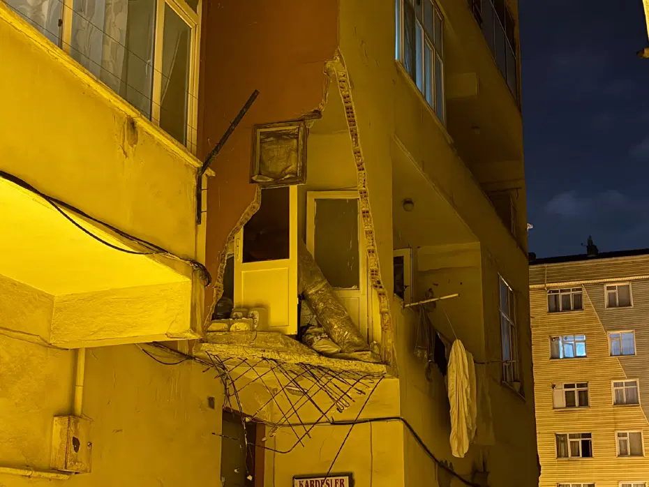 Balkon çöktü, 5 katlı bina boşaltıldı