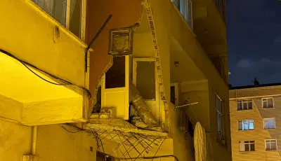 Balkon çöktü, 5 katlı bina boşaltıldıİstanbul'da 5 katlı binanın balkonunda çökme meydana geldi. Tahliye edilen bina mühürlendi.