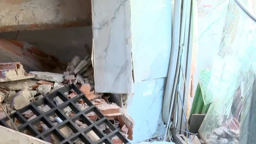 Güngören'de bina yıkım sırasında çöktü. Bitişiğindeki 2 binada hasar var 5