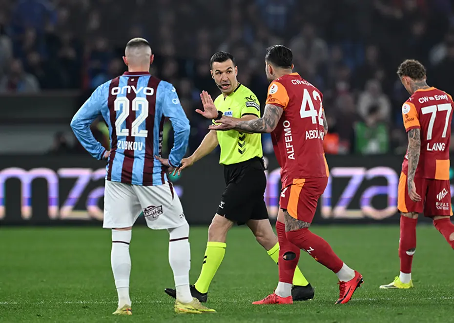 Trabzonspor-Galatasaray maçı bitti, ortalık karıştı. Kavga ve kırmızı kart