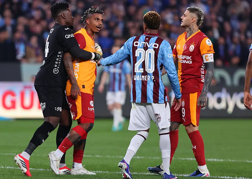 FUTBOLCULAR ARASINDA GERİLİM 1 FUTBOLCULAR ARASINDA GERİLİM 1