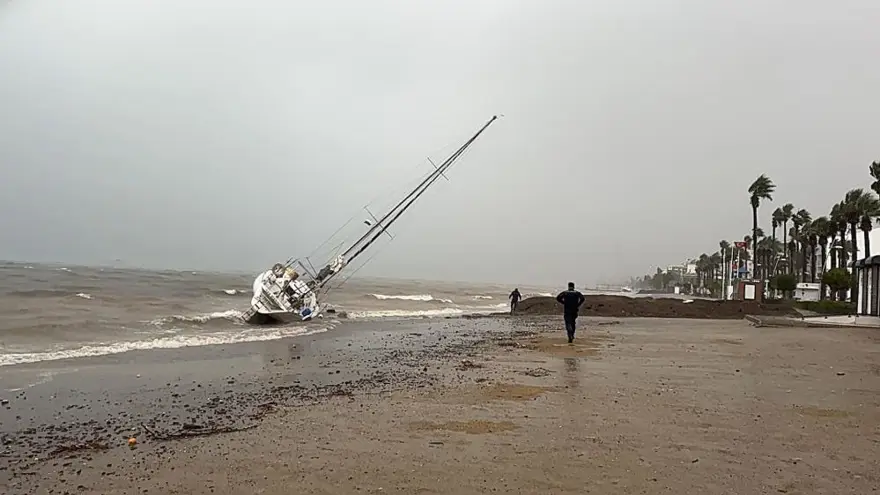 MARMARİS'TE 3 YELKENLİ KIYIYA SÜRÜKLENDİ 6