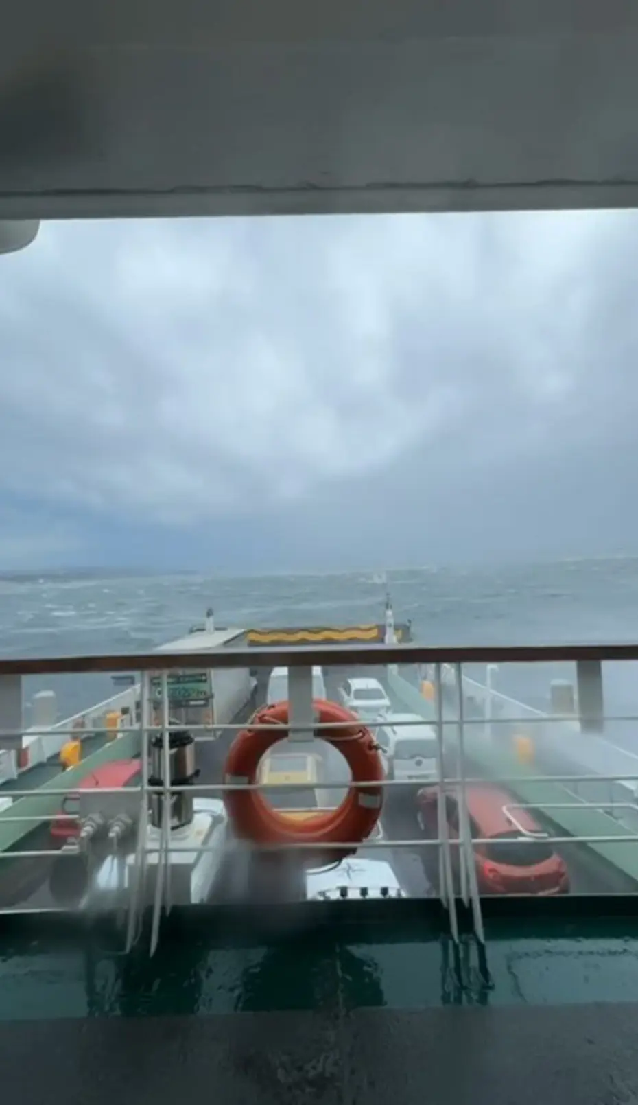 Arabalı feribot sürükleniyor. Kocaeli'de çok sayıda yolcu denizde mahsur kaldı