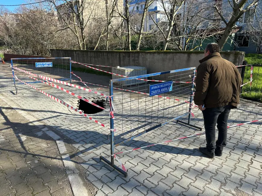 Çanakkale'de yol çöktü, iki metrelik çukur oluştu 