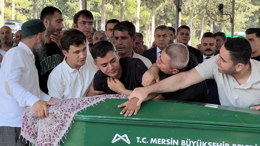Girne'deki feribot faciasında yürek yakan ayrıntı. Kendi can yeleğini kızına verdi 4