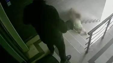 3 yaşındaki kızına tekme atıp merdivenlerden aşağı düşüren babaya hapis cezası