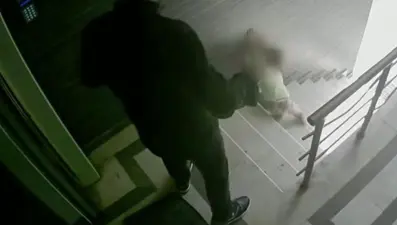 3 yaşındaki kızına tekme atıp merdivenlerden aşağı düşüren babaya hapis cezası