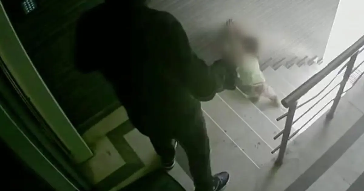 3 yaşındaki kızına tekme atıp merdivenlerden aşağı düşüren babaya hapis cezası