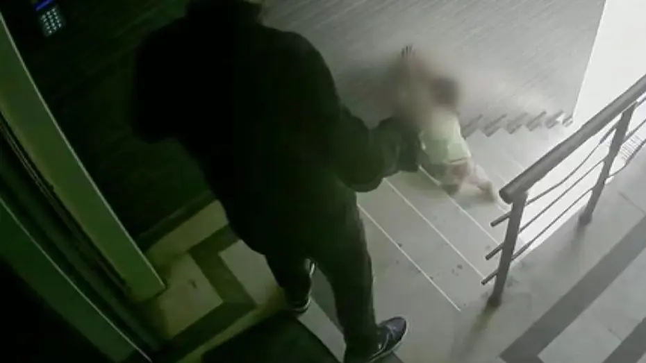 3 yaşındaki kızına tekme atıp merdivenlerden aşağı düşüren babaya hapis cezası