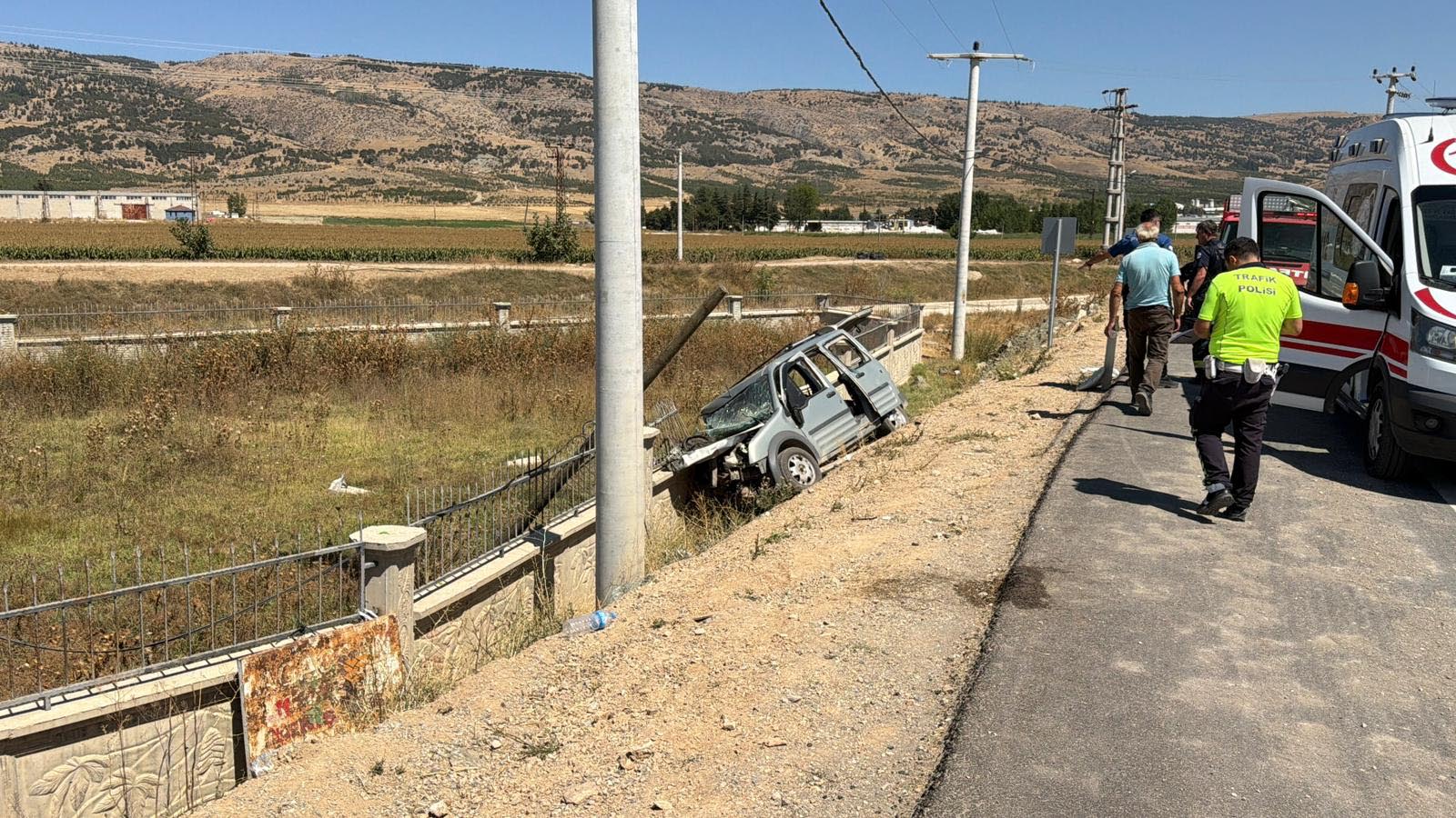 Eskişehir'de hafif ticari araç duvara çarptı. 1'i ağır 3 yaralı
