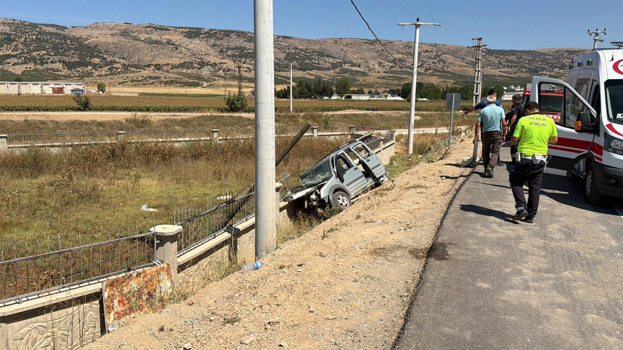 Eskişehir'de hafif ticari araç duvara çarptı. 1'i ağır 3 yaralı