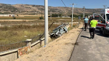 Eskişehir'de hafif ticari araç duvara çarptı. 1'i ağır 3 yaralı