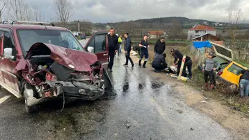 2 araç çarpıştı, 2'si çocuk 6 kişi yaralandı