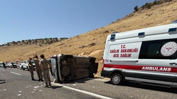 Nusaybin’de hafif ticari araç takla attı. 16 yaşındaki Ömer öldü