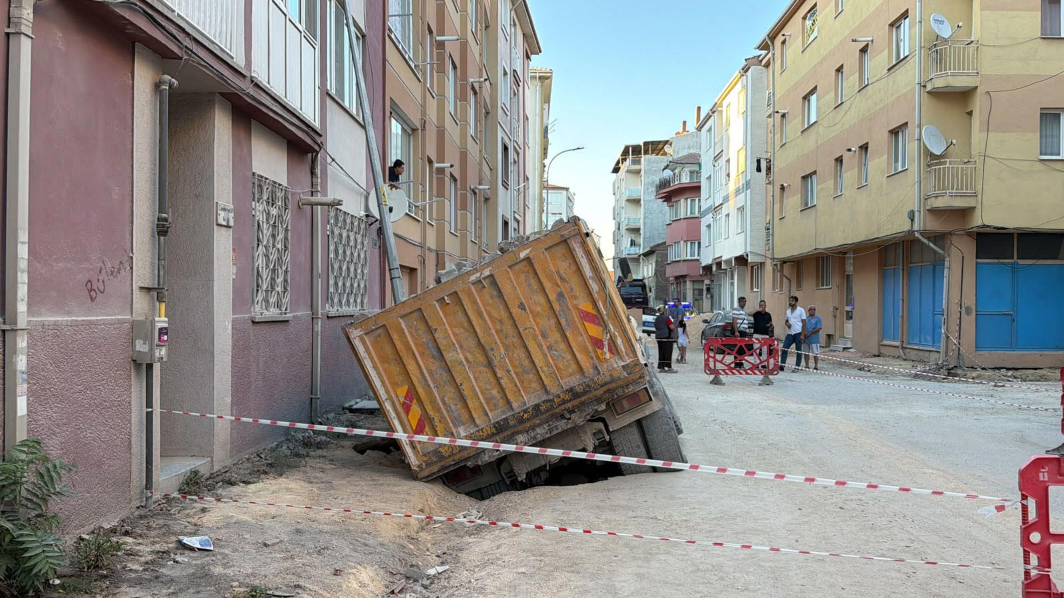 Yol çöktü, kamyon çukura düştü