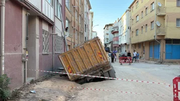 Yol çöktü, kamyon çukura düştü