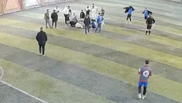 Halı sahada dili boğazına kaçan oyuncuya müdahale kamerada