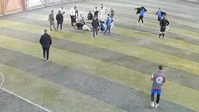Halı sahada dili boğazına kaçan oyuncuya müdahale kamerada