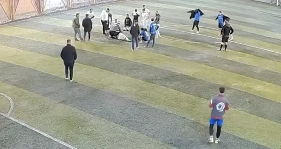 Halı sahada dili boğazına kaçan oyuncuya müdahale kamerada