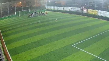 Topa vurduğu anda fenalaştı: Halı sahada hayat kurtaran müdahale