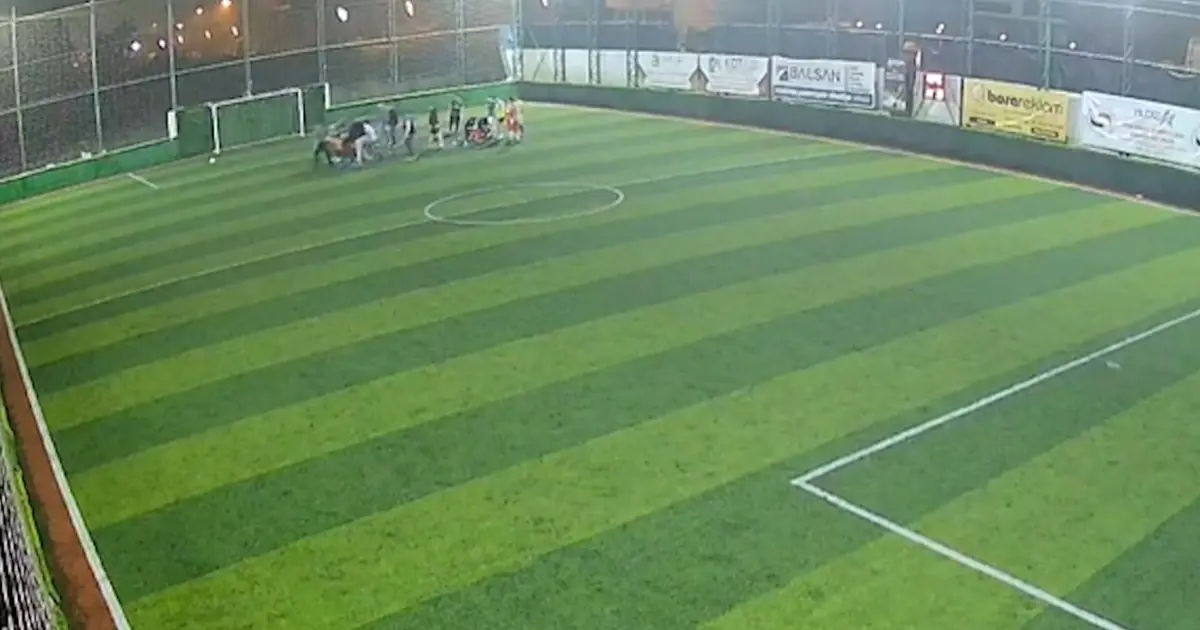 Topa vurduğu anda fenalaştı: Halı sahada hayat kurtaran müdahale