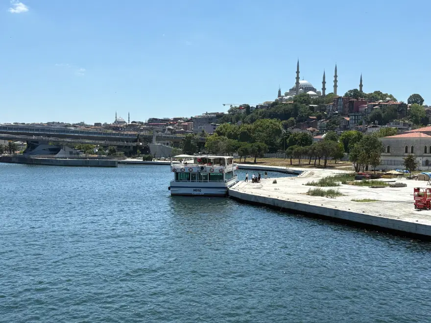 Haliç'te tekne köprüye çarptı, bir tekne personeli hayatını kaybetti 