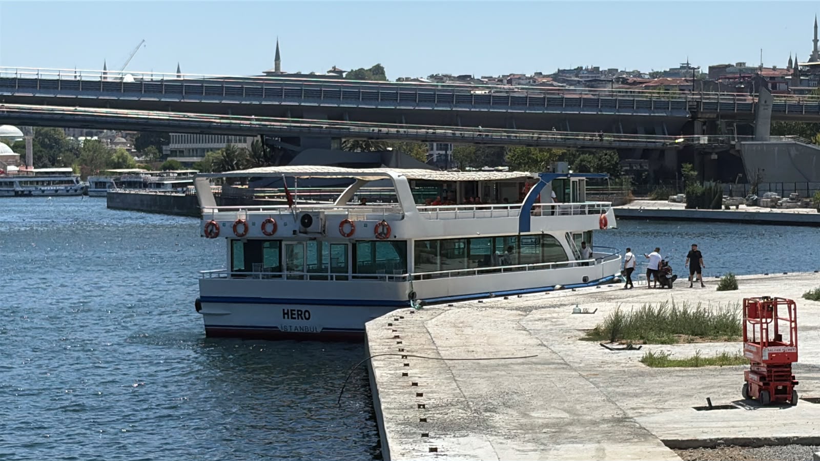 Haliç'te tur teknesi köprü ayağına çarptı. 1 kişi hayatını kaybetti