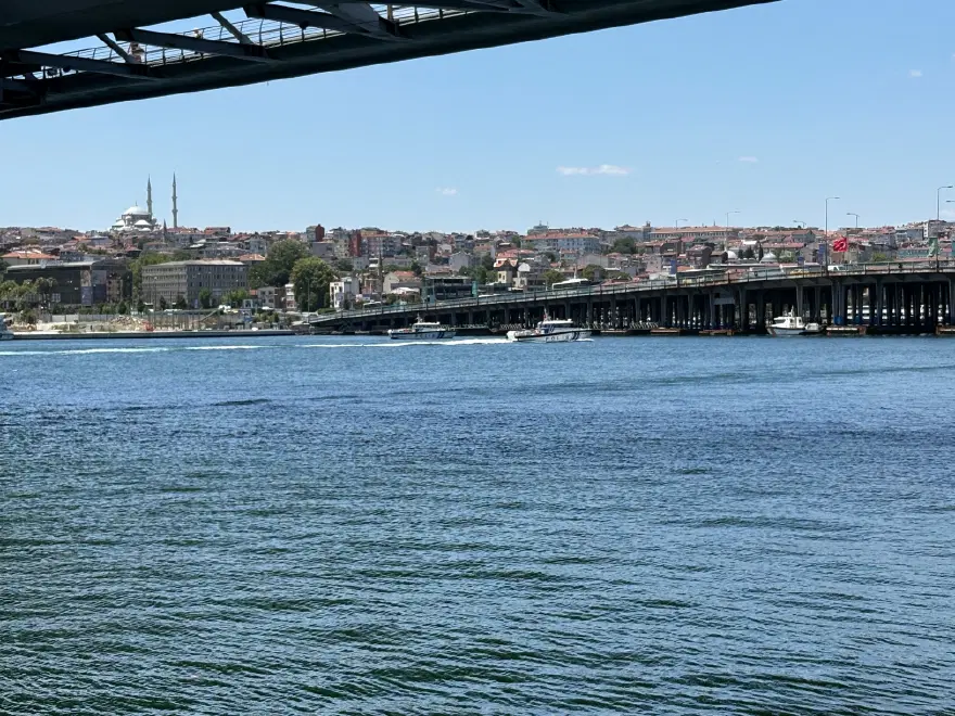 Haliç'te tekne köprüye çarptı, bir tekne personeli hayatını kaybetti 1