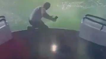 Haliç'te tur teknesinden düşerek hayatını kaybetti. Personelin düşme anı kamerada