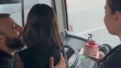 Halk otobüsü şoförü babaya, sefer sırasında kızlarından doğum günü sürprizi