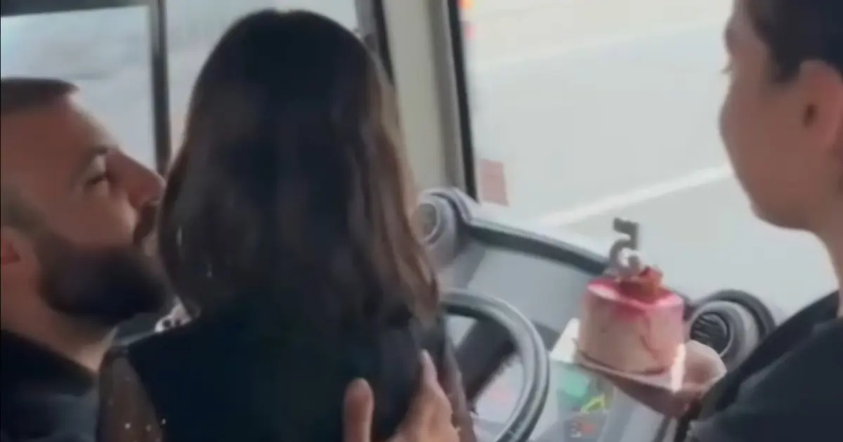 Halk otobüsü şoförü babaya, sefer sırasında kızlarından doğum günü sürprizi