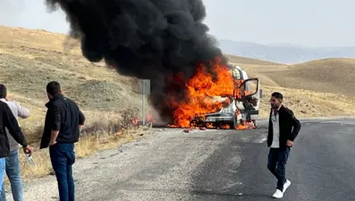 Alev alan yolcu minibüsü kullanılmaz hale geldi